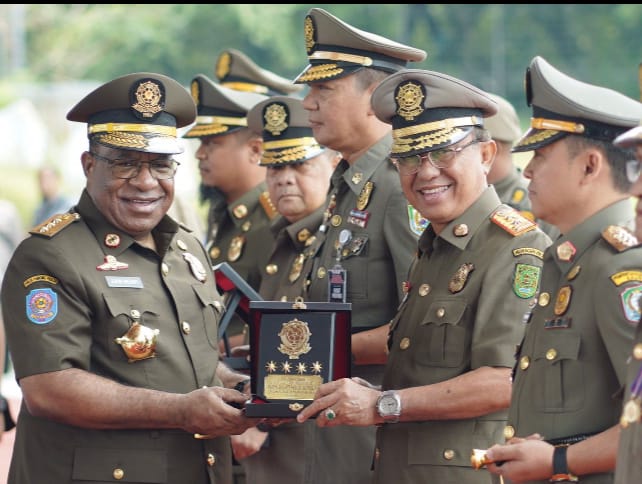 Bupati Wardan Terima Penghargaan Karya Bhakti Peduli Satpol PP Tahun 2023