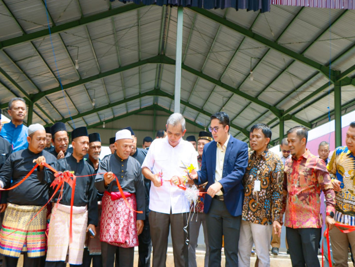 Pj Bupati Kampar Resmikan Pasar Kasikan Bersama Senator Edwin Pratama Putra