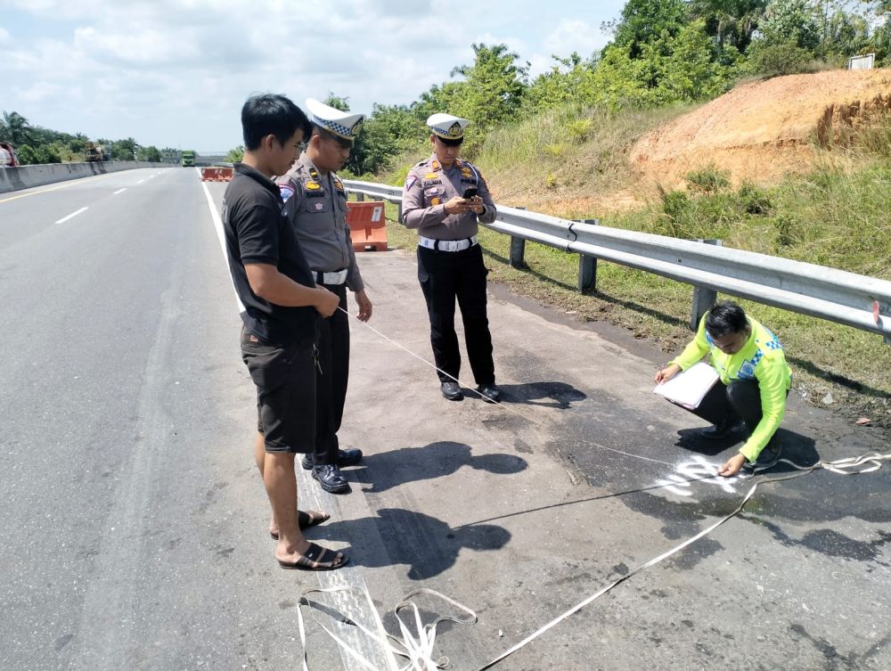 Brakkk! Tabrak Truk Tronton di Tol Pekanbaru-Dumai, Supir Tangki dan Penumpangnya Tewas