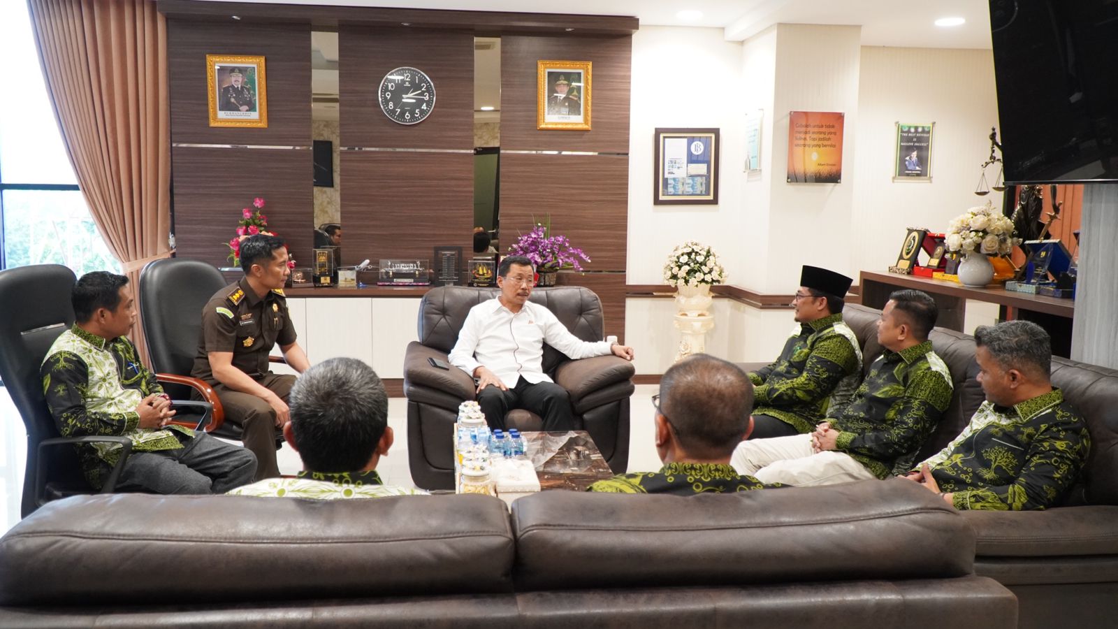 Kajati Riau Menerima Audiensi dari Ikatan Keluarga Alumni BabussalamÂ