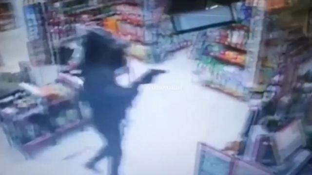 Perampok Bersenjata Api Beraksi di Kampar, Karyawan Alfamart Tak Berkutik Ditodong Pistol