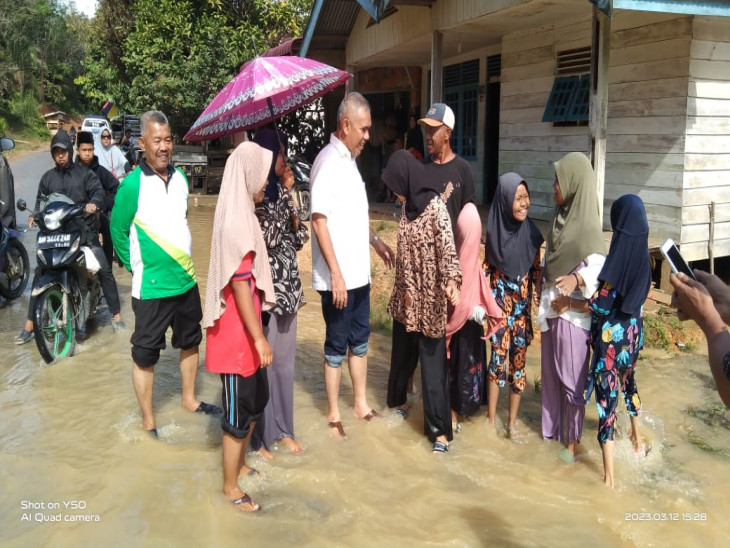 Kamsol Tinjau Warga Teluk Paman Timur yang terdampak Luapan Sungai Setingkai