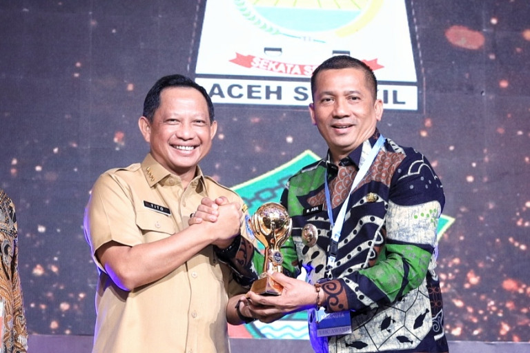 Pemkab Meranti Terima Penghargaan UHC dari Kemenko PMK
