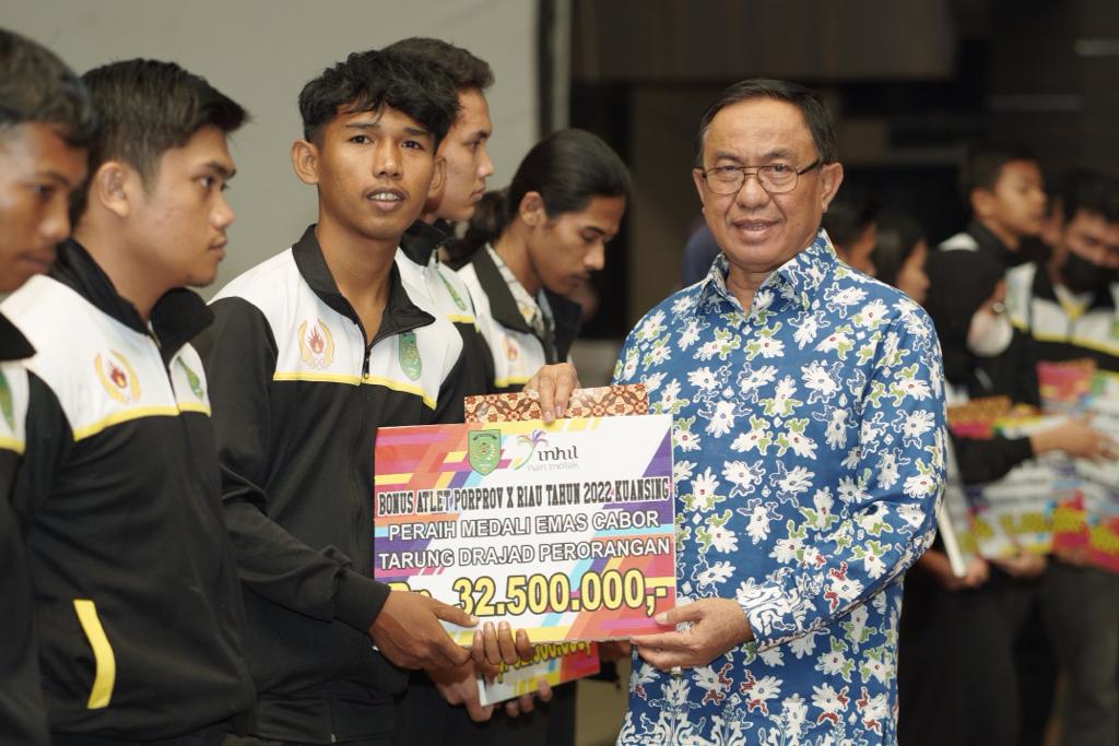 Bupati Wardan Serahkan Bonus Rp2,2 Miliar untuk Atlet Peraih Medali Pada Porprov Riau ke-X