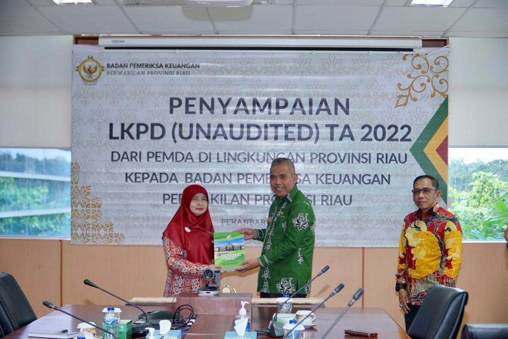 Pj Bupati Kampar Sampaikan LKPD Kampar Tahun 2022 Ke BPK Riau