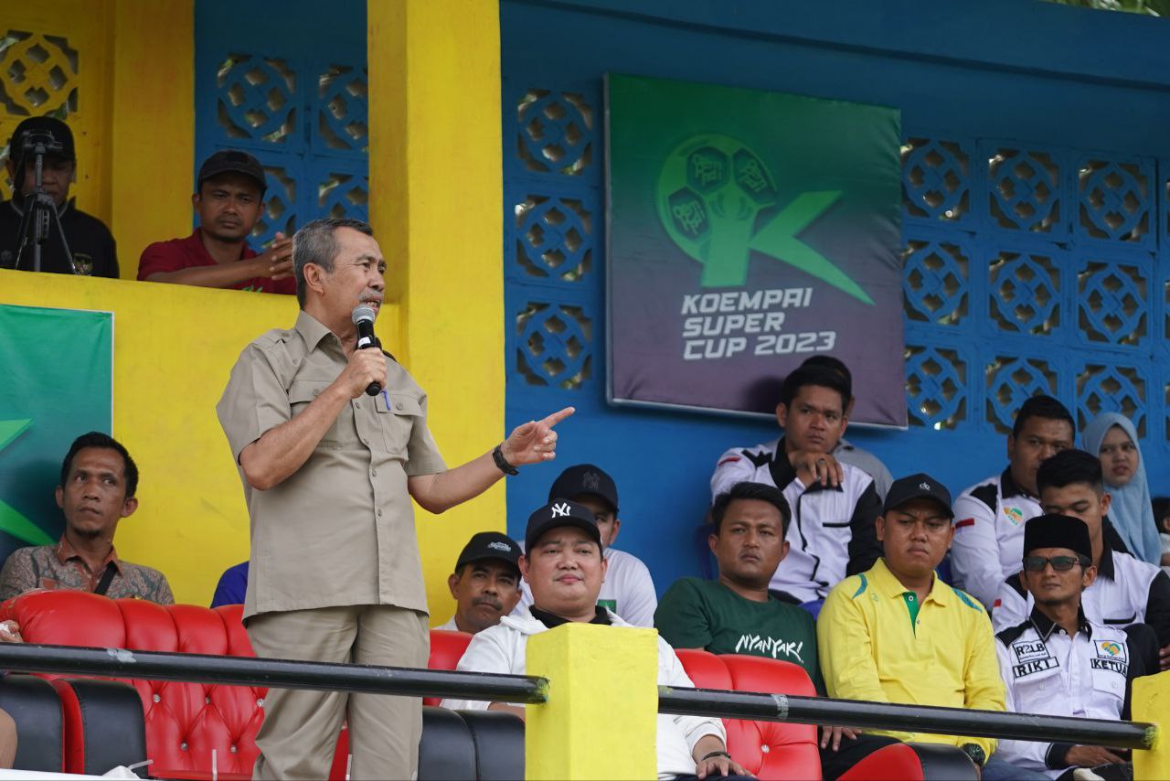 Gubri Syamsuar Nonton Turnamen Sepakbola Piala Gubernur Koempai Super Cup