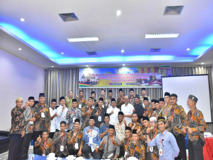 Plt Sekda Kampar Tutup Pelatihan Tradisional Sastra Lisan BasiacuongÂ 