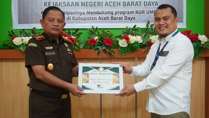 Berhasil Kembangkan UMKM, Kajari Aceh Barat Daya Terima 2 Penghargaan