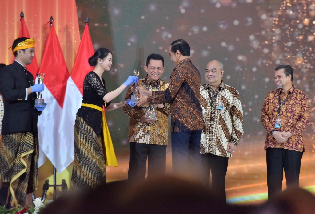 Presiden Jokowi Beri Penghargaan Atas Kontribusi Berbagai Pihak dalam Penanganan COVID-19