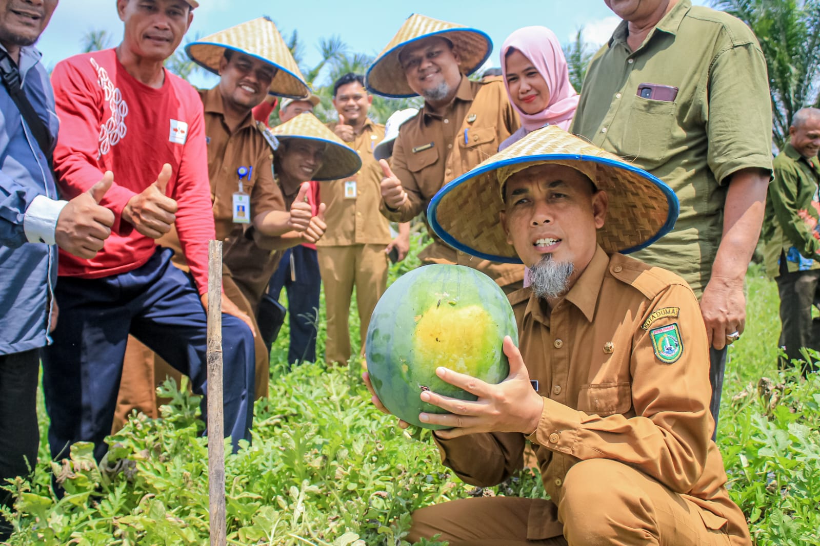 Bersama Poktan Abdi Buana Tani, Wali Kota Dumai Panen SemangkaÂ