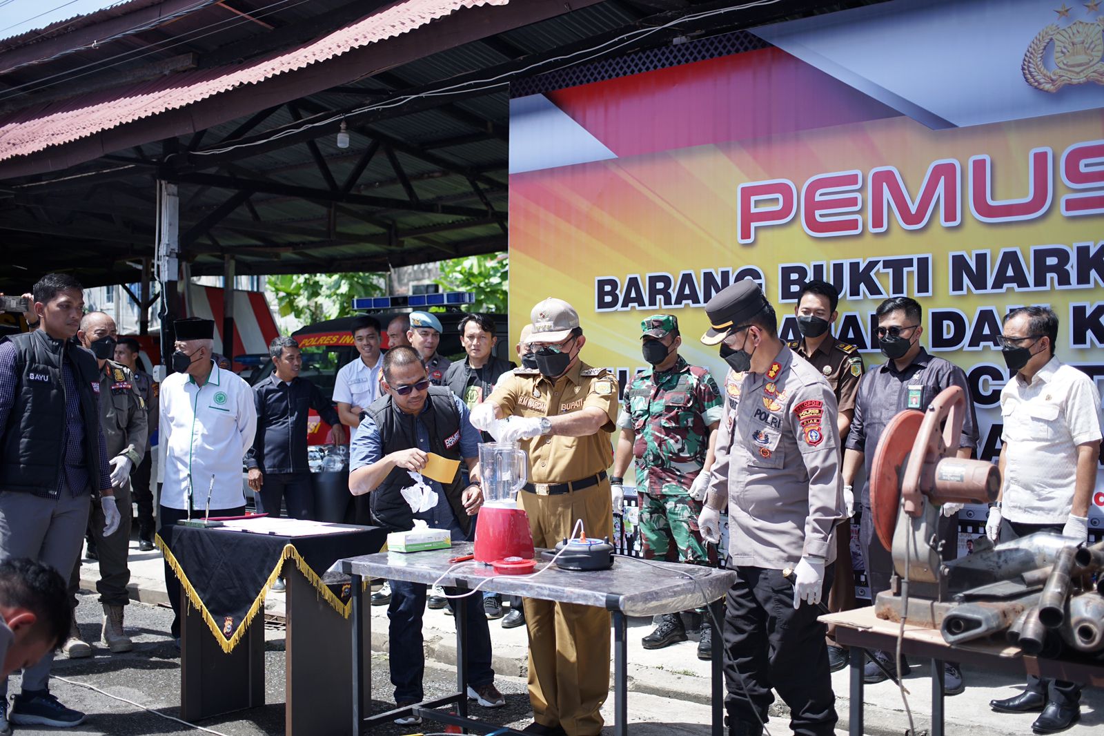 Apresiasi Kinerja Polres Inhil, Bupati Wardan Ikut Musnahkan Barang Bukti Hasil Tindak Pidana