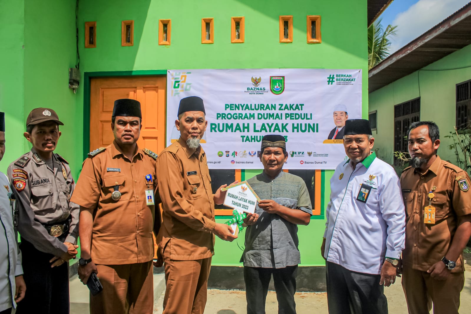 Wali Kota Dumai Serahkan Rumah Layak Huni Program BAZNAS Dumai Kepada Warga Bukit Nenas