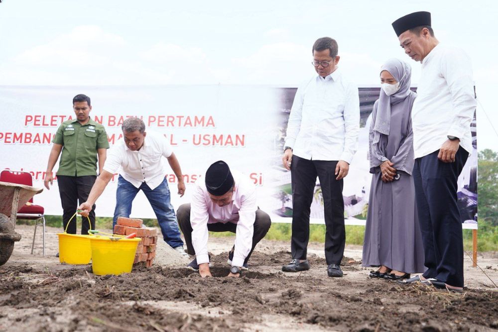 Gubri Lakukan Peletakan Batu Pertama Masjid Al-Usman