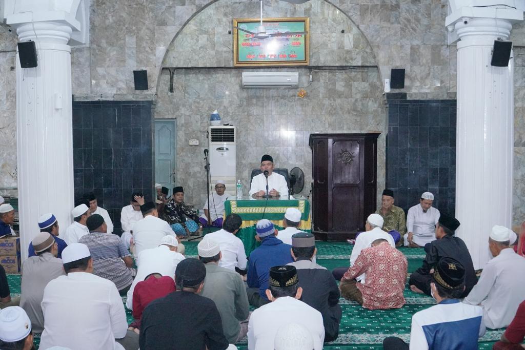 Malam Pertama Ramadhan, Pj Bupati Kampar Sholat Taraweh di Masjid Raya Muhammadiyah