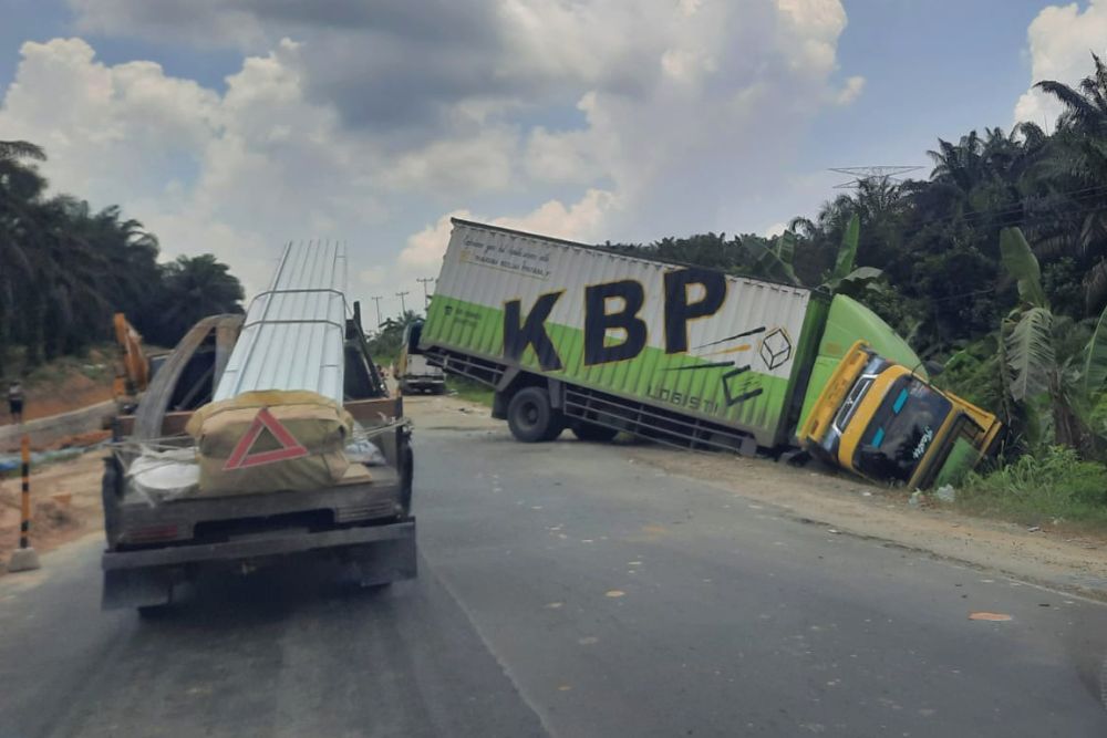 Brakkk! Rem Blong, Truk Hino Seruduk 2 Colt Diesel di Jalan Lintas Timur