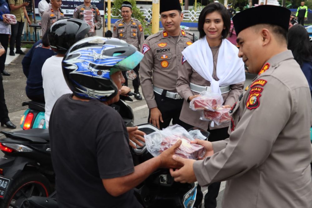 Polres Inhu Riau Bagikan Takjil untuk Pengguna Jalan