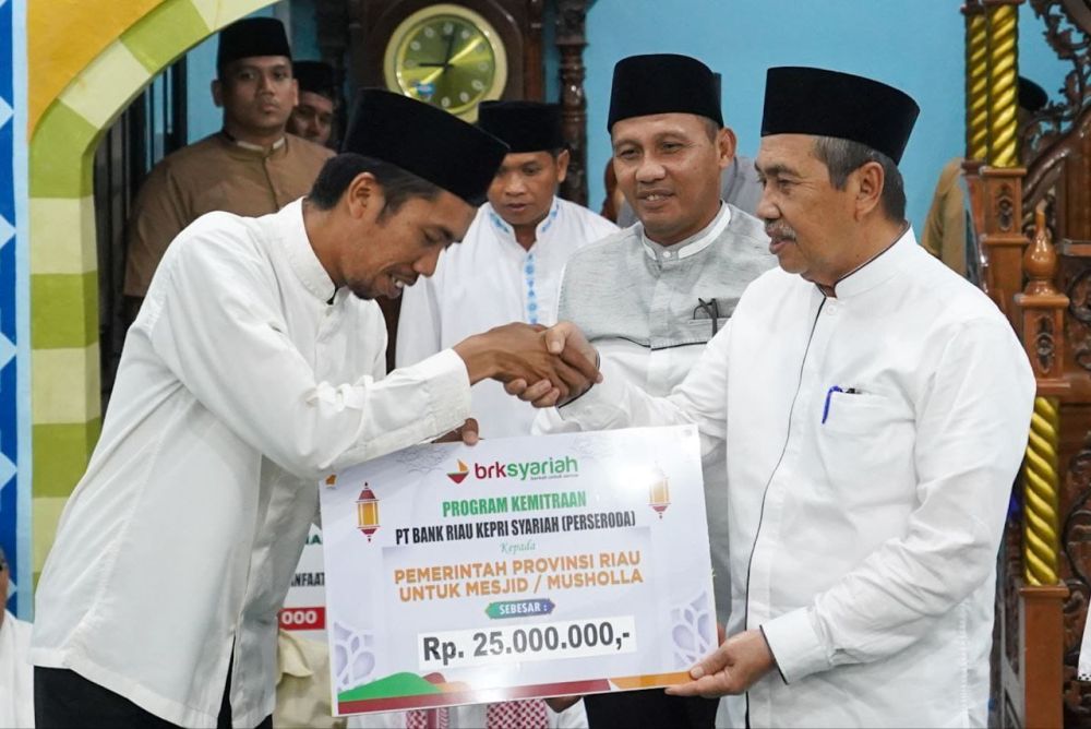 Safari Ramadhan di Tuah Karya, Gubernur Syamsuar Serahkan Bantuan untuk Masyarakat