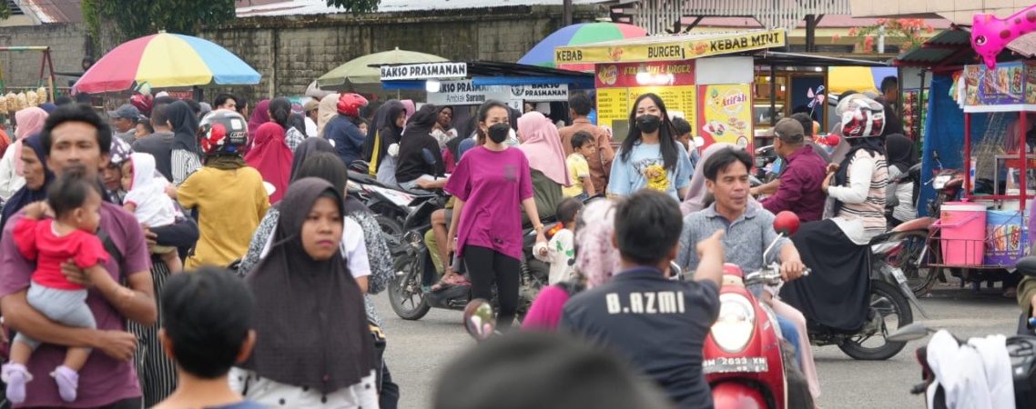 Taman Jalur Jadi Tempat Berburu Takjil bagi Warga Teluk Kuantan