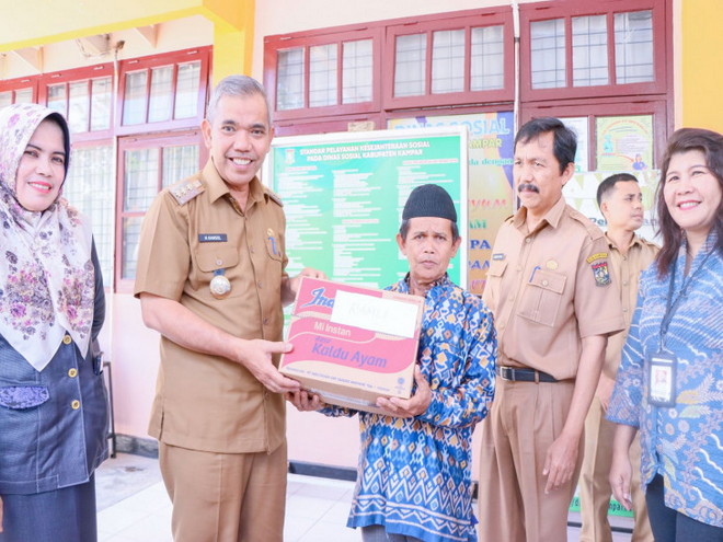 Pj Bupati Kampar Serahkan Bantuan Program Atensi Bagi Korban Bencana Dan Perempuan Rawan Sosial