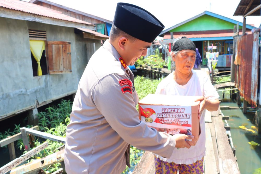 Kapolres Inhu Salurkan Bantuan Kemanusiaan untuk Warga Kurang Mampu