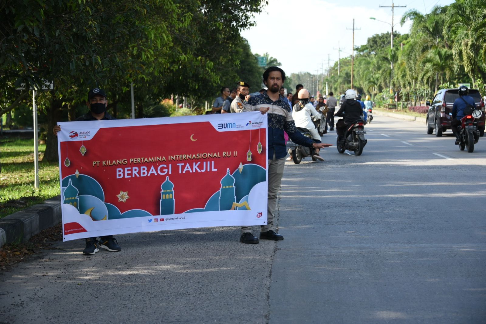 PT KPI RU Dumai Bagikan Ratusan Takjil untuk Masyarakat