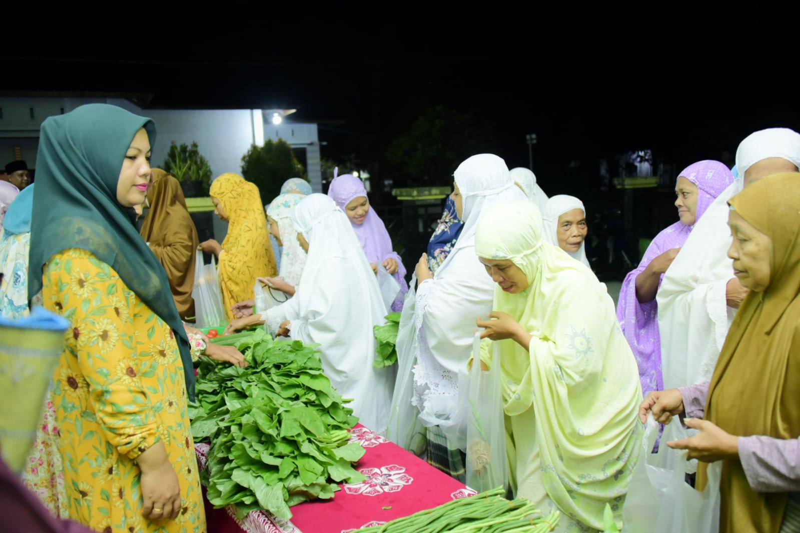 Dharma Wanita Dinas Perkebunan Bengkalis Bagikan Sayur Gratis Bagi Jamaah Salat Subuh