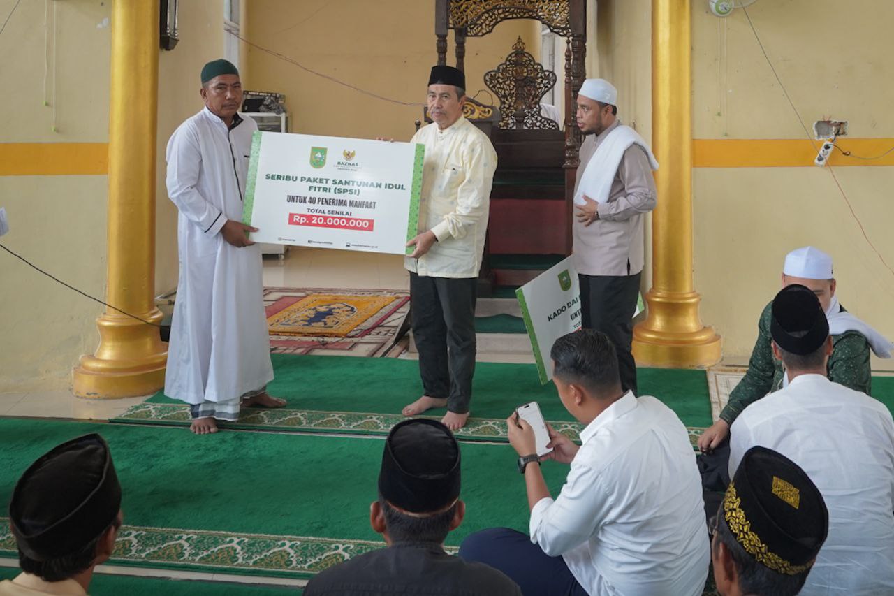 Salat Jumat di Rohil, Gubri Syamsuar Serahkan Bantuan Idulfitri
