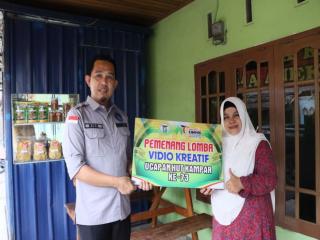 Kadis Kominfo dan Persandian Kampar Serahkan Hadiah Pemenang Video Kreatif Hari Jadi Kampar