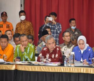 Bersama Bupati/Walikota Se-Riau, Pj. Bupati Kampar Hadiri Rakor Karhutla dengan Forkopimda