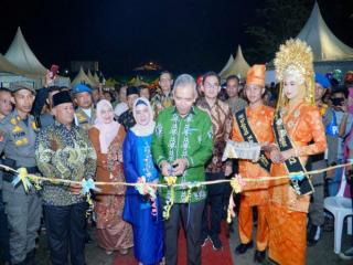 Kampar Expo 2023 Resmi Dibuka, Kamsol dan Ketua TP PKK Kabupaten Gunting pita Bazaar