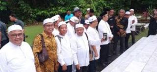 Gubri dan Keluarga Rokan Hulu Ziarah ke Makam Pahlawan Nasional Tuanku Tambusai di Seremban, Malaysi