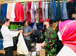 Presiden Jokowi Sempatkan Beli Baju Koko di Pasar Petanahan Kebumen