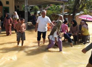 Pj Bupati Kampar Tinjau Warga Teluk Paman Timur Yang terdampak Luapan Sungai Setingkai