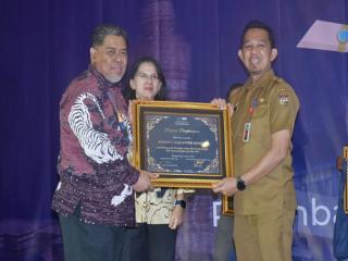 Dinas Kominfo Kampar Raih Penghargaan dari KPP Pratama Bangkinang