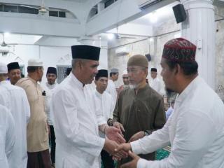 Malam Pertama Ramadhan, Pj Bupati Kampar Sholat Taraweh di Masjid Raya Muhammadiyah Bangkinang Kota