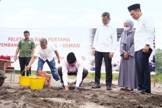  Gubri Lakukan Peletakan Batu Pertama Masjid Al-Usman
