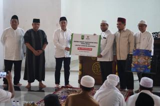 Gubernur dan Wagub Riau Shalat Tarawih di Masjid Raya Nurul Wathan