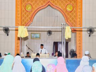 Kamsol Lanjutkan Safari Ramadhan di Mesjid At- Taqwa Desa Kumantan 