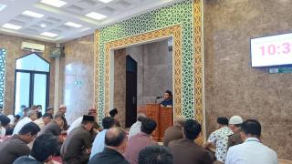 Syaikh Maulana Husen Al Mukri Isi Tausiyah Qobla Dzhuhur di Masjid Kejati RiauÂ 