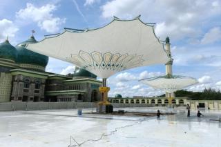 Payung Elektrik Masjid Raya Annur Mulai Diperbaiki Pascaditerjang Angin dan Hujan Lebat,
