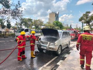 Mobil Chevrolet Tavera Terbakar di Jalan Sudirman Pekanbaru