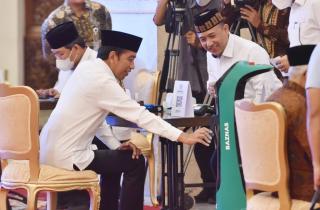 Presiden Jokowi dan Wapres Maâ€™ruf Amin Serahkan Zakat Melalui Baznas