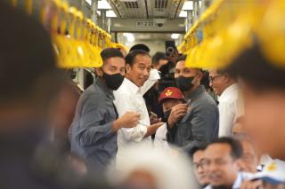 Jajal Kereta dari Depo Maros ke Rammang-Rammang, Presiden: Nyaman dan BersihÂ 