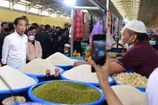 Tinjau Pasar Tramo, Presiden Cek Harga Kebutuhan Pokok dan Beli Cabai