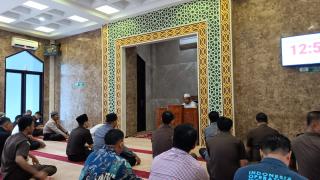Ustadz H Syamsurizal Tausiyah Qobla Dzuhur di Kejati RiauÂ 
