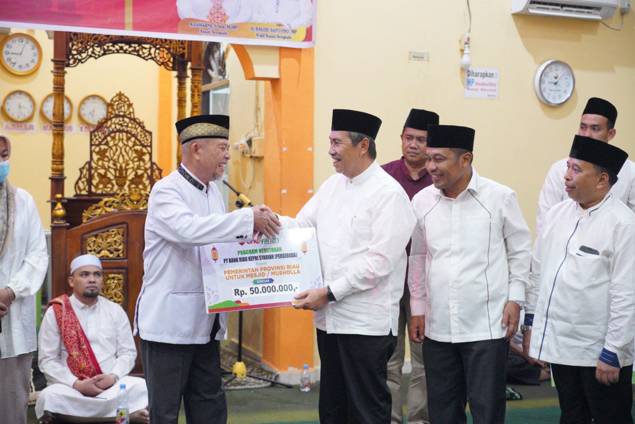 Safari Ramadan di Bathin Solapan Bengkalis, Gubri Serahkan Santunan Idulfitri