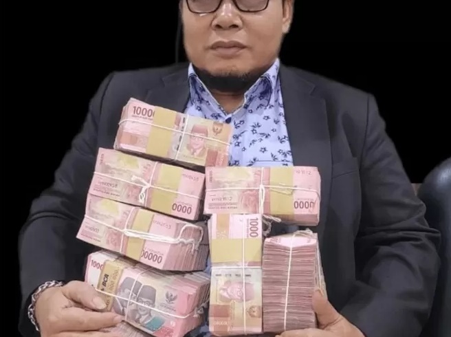 Waduh! Anggota DPRD Pelalawan Viral karena Foto Pamer Uang, Ngaku hanya Iseng Buat Stiker WA