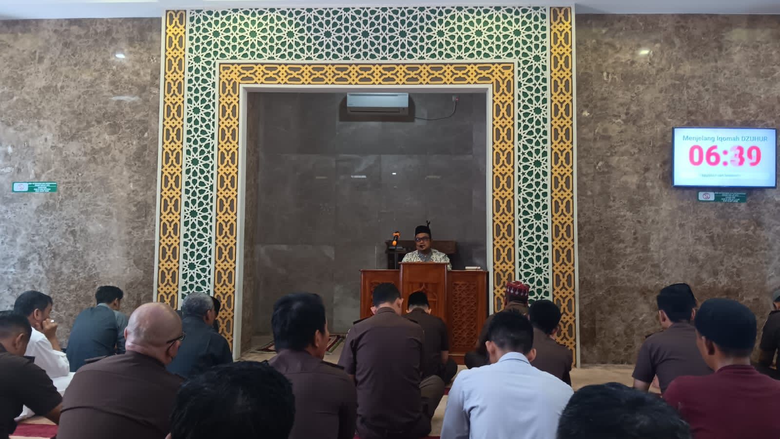 Tausiyah Qobla Dzuhur di Kejati Riau Membahas Keutamaan Bulan Ramadhan