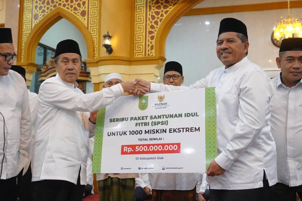 Gubri Serahkan Santunan Idulfitri Saat Safari Ramadan di Masjid Jami