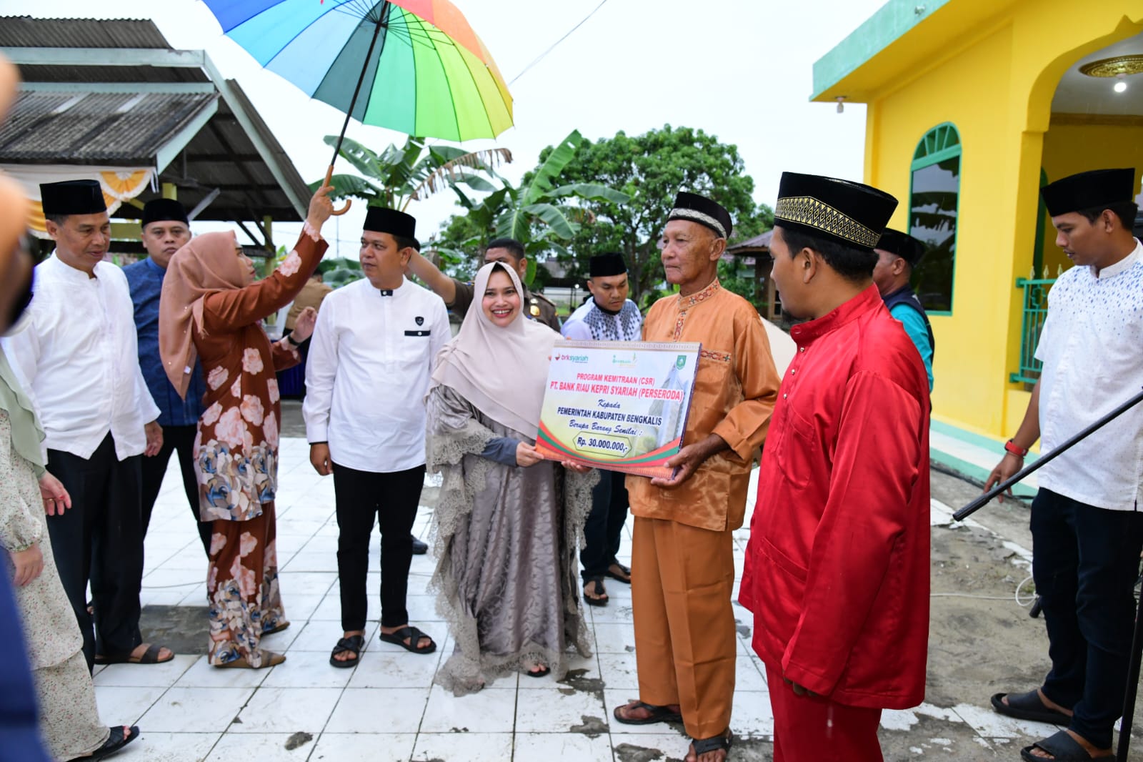 Peduli Anak Yatim dan Dhuafa, Bupati Serahkan Bantuan di Rupat Utara